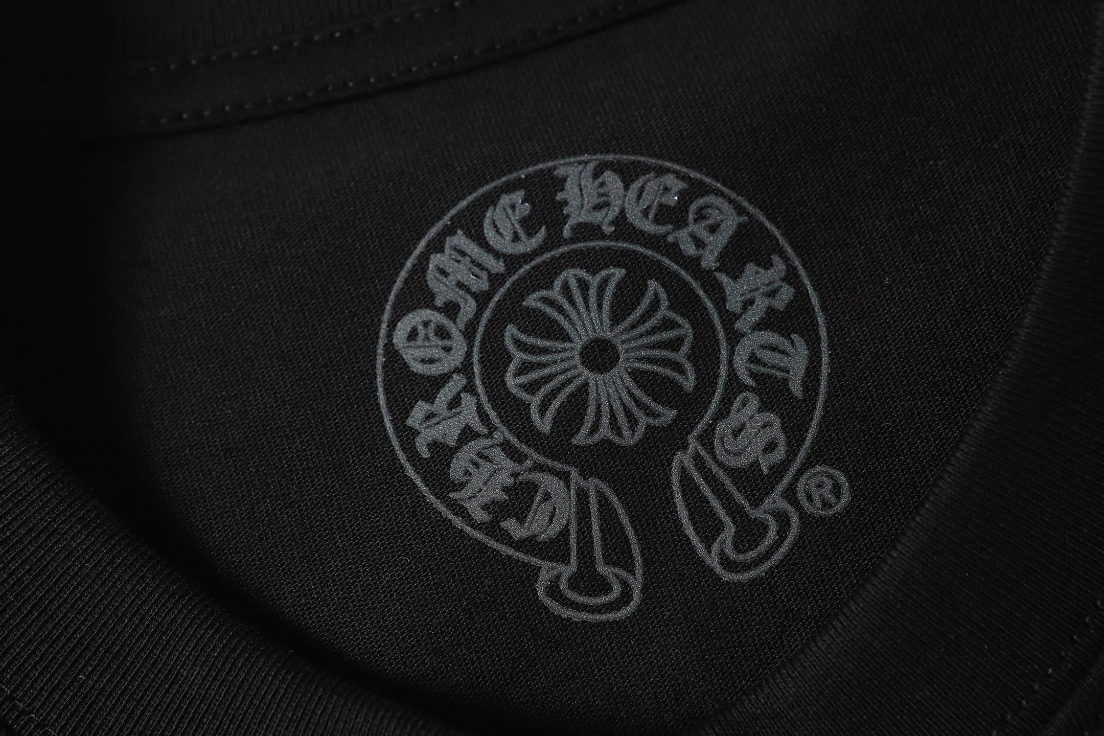 P150 Chrome Hearts CH Chrome Hearts colorful horseshoe Sanskrit city limited letter printed short-sleeved T-shirt Printed with direct injection imported machine Hardware and accessories are all milled and customized Correctly configured Black 2025 Chrome Hearts authentic packaging 260 grams of custom-dyed double yarn cotton Large version Loose and stylish Different from low version slim and long version The upper body stretches the hips 100% commitment: top quality Not fast food The highest version on the market Top quality - different from the ordinary versions on the market If you care about quality, you should also respect the price. Absolutely 0 after-sales service and 0 return rate so far. It’s hard not to love the style - 260g double yarn cotton custom dyed fabric - Correct high-density main mark, washed tag, hand-sewn
